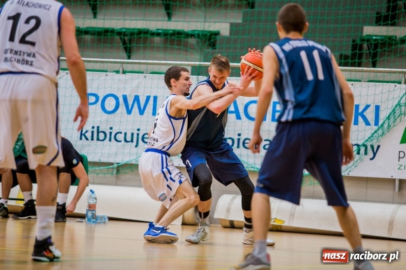 Zdjęcie w galerii na portalu naszraciborz.pl: Koszykówka: Wysoka wygrana Ofensywy Racibórz z MKS Strzelce Opolskie wiadomości z regionu