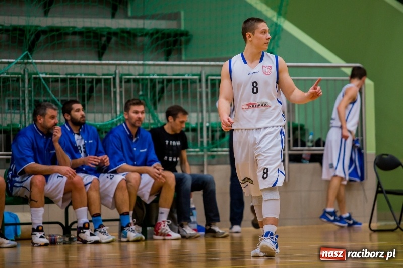 Zdjęcie w galerii na portalu naszraciborz.pl: Koszykówka: Wysoka wygrana Ofensywy Racibórz z MKS Strzelce Opolskie wiadomości z regionu