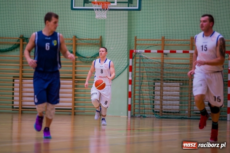 Zdjęcie w galerii na portalu naszraciborz.pl: Koszykówka: Wysoka wygrana Ofensywy Racibórz z MKS Strzelce Opolskie wiadomości z regionu
