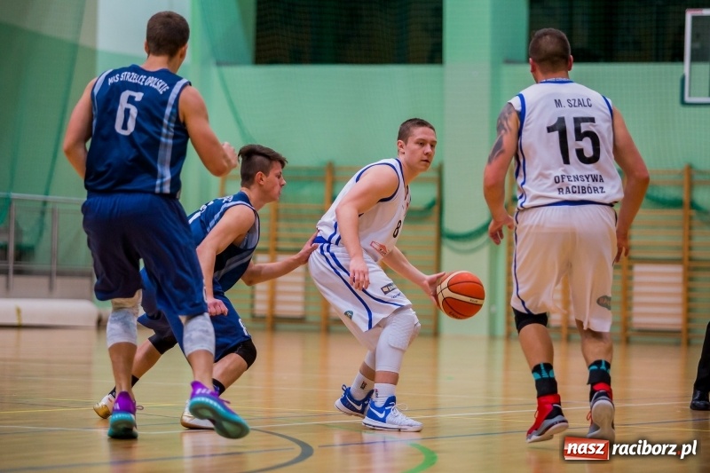 Zdjęcie w galerii na portalu naszraciborz.pl: Koszykówka: Wysoka wygrana Ofensywy Racibórz z MKS Strzelce Opolskie wiadomości z regionu