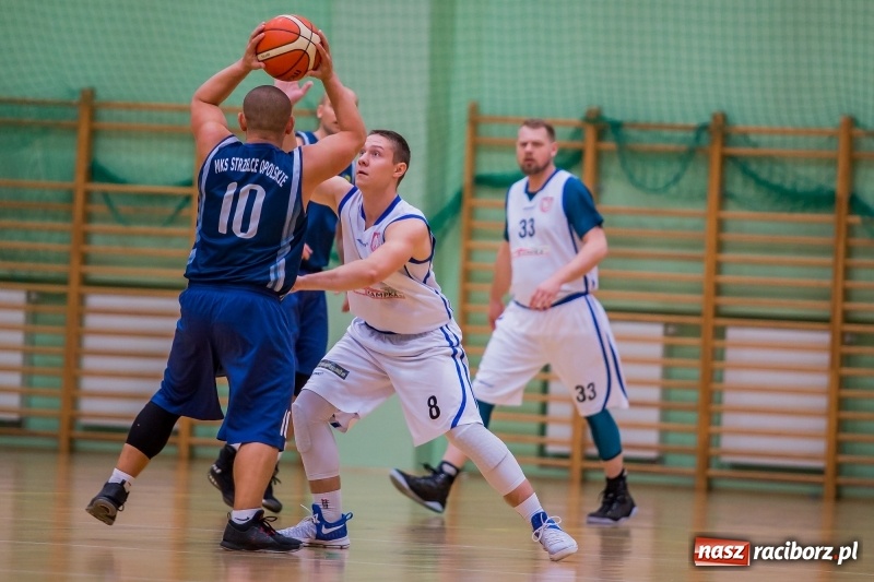 Zdjęcie w galerii na portalu naszraciborz.pl: Koszykówka: Wysoka wygrana Ofensywy Racibórz z MKS Strzelce Opolskie wiadomości z regionu