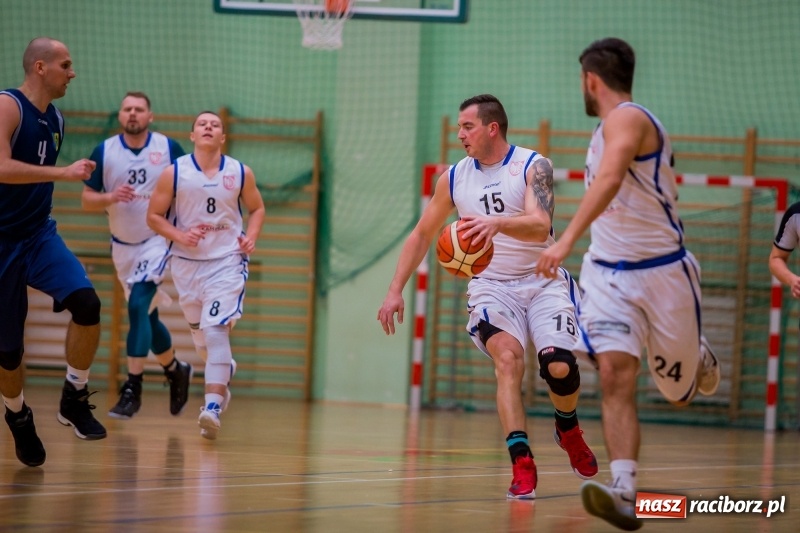 Zdjęcie w galerii na portalu naszraciborz.pl: Koszykówka: Wysoka wygrana Ofensywy Racibórz z MKS Strzelce Opolskie wiadomości z regionu