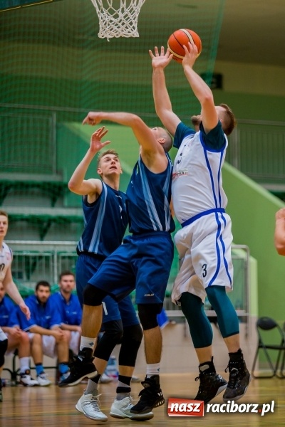 Zdjęcie w galerii na portalu naszraciborz.pl: Koszykówka: Wysoka wygrana Ofensywy Racibórz z MKS Strzelce Opolskie wiadomości z regionu