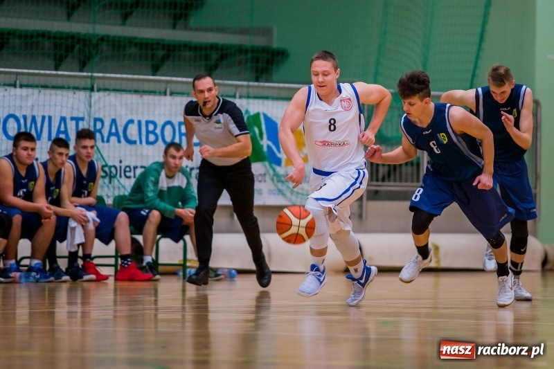 Zdjęcie w galerii na portalu naszraciborz.pl: Koszykówka: Wysoka wygrana Ofensywy Racibórz z MKS Strzelce Opolskie wiadomości z regionu
