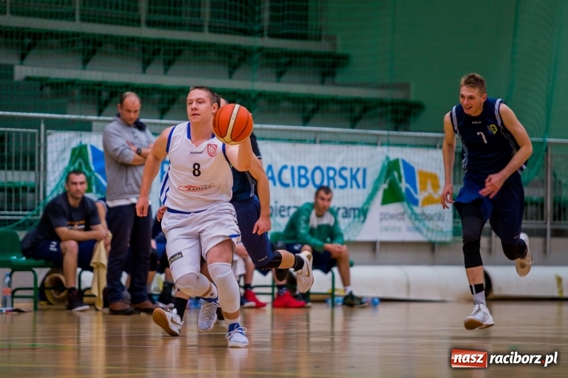 Zdjęcie w galerii na portalu naszraciborz.pl: Koszykówka: Wysoka wygrana Ofensywy Racibórz z MKS Strzelce Opolskie wiadomości z regionu