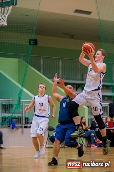Zdjęcie w galerii na portalu naszraciborz.pl: Koszykówka: Wysoka wygrana Ofensywy Racibórz z MKS Strzelce Opolskie wiadomości z regionu