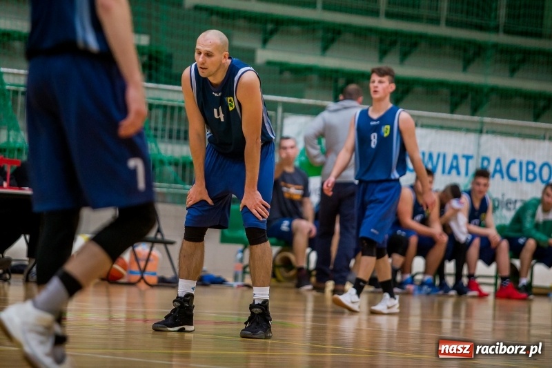 Zdjęcie w galerii na portalu naszraciborz.pl: Koszykówka: Wysoka wygrana Ofensywy Racibórz z MKS Strzelce Opolskie wiadomości z regionu