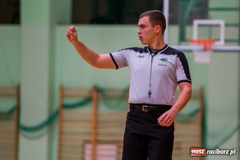 Zdjęcie w galerii na portalu naszraciborz.pl: Koszykówka: Wysoka wygrana Ofensywy Racibórz z MKS Strzelce Opolskie wiadomości z regionu