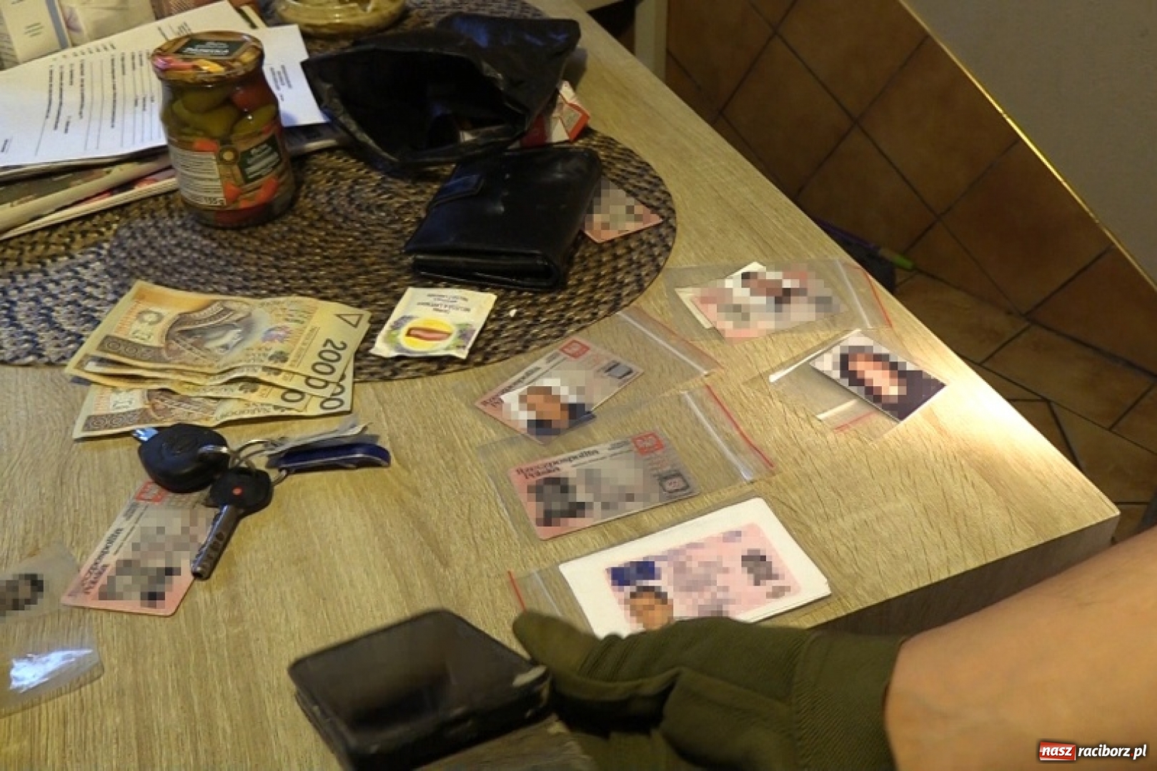 Zdjęcie w galerii na portalu naszraciborz.pl: Mogli sfałszować niemal każdy dokument – rozbito zorganizowaną grupę przestępczą wiadomości z regionu