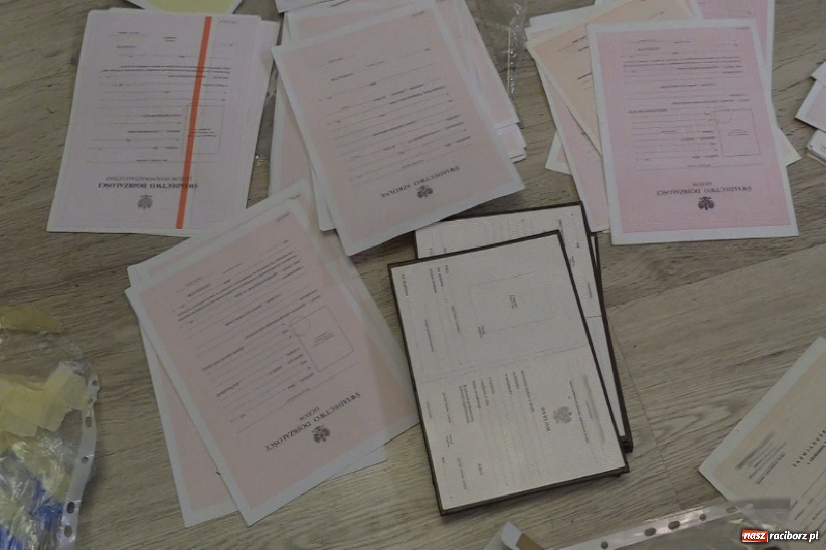 Zdjęcie w galerii na portalu naszraciborz.pl: Mogli sfałszować niemal każdy dokument – rozbito zorganizowaną grupę przestępczą wiadomości z regionu