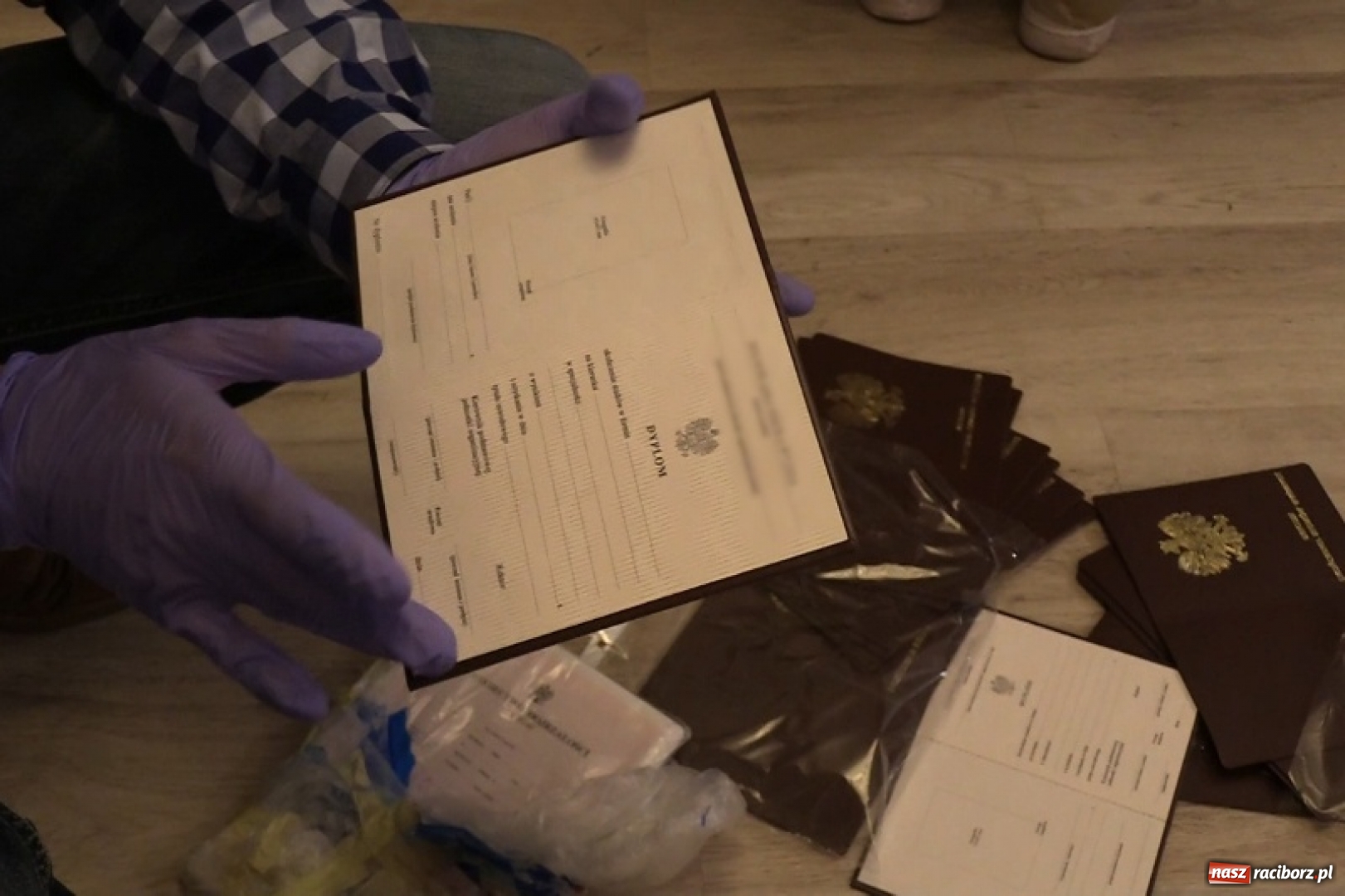 Zdjęcie w galerii na portalu naszraciborz.pl: Mogli sfałszować niemal każdy dokument – rozbito zorganizowaną grupę przestępczą wiadomości z regionu