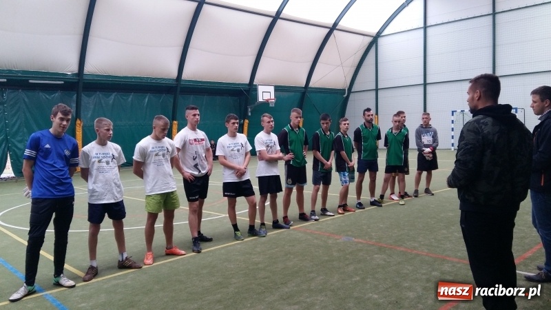 Zdjęcie w galerii na portalu naszraciborz.pl: Inauguracja IV edycji Rudzkiej Amatorskiej Ligi Piłki Nożnej Pięcioosobowej wiadomości z regionu