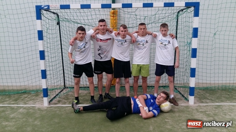 Zdjęcie w galerii na portalu naszraciborz.pl: Inauguracja IV edycji Rudzkiej Amatorskiej Ligi Piłki Nożnej Pięcioosobowej wiadomości z regionu