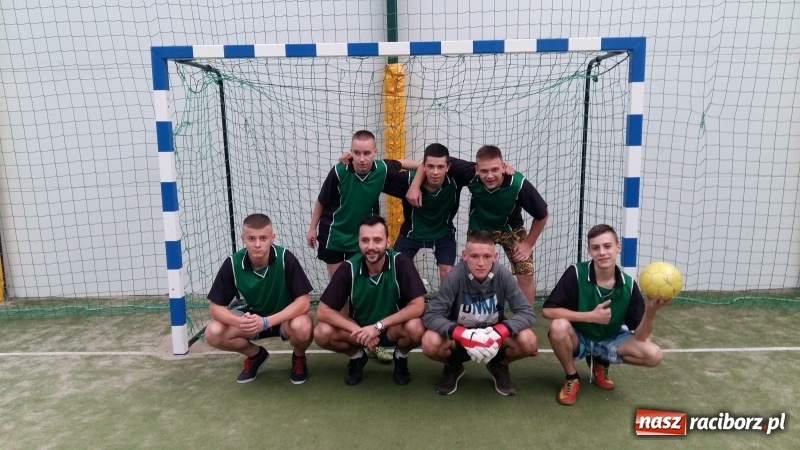 Zdjęcie w galerii na portalu naszraciborz.pl: Inauguracja IV edycji Rudzkiej Amatorskiej Ligi Piłki Nożnej Pięcioosobowej wiadomości z regionu