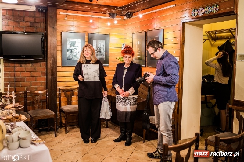 Zdjęcie w galerii na portalu naszraciborz.pl: Wernisaż wystawy Wspomnienie oraz rozmowy o fotografii w TMZR wiadomości z regionu