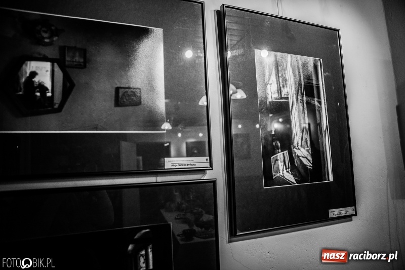 Zdjęcie w galerii na portalu naszraciborz.pl: Wernisaż wystawy Wspomnienie oraz rozmowy o fotografii w TMZR wiadomości z regionu