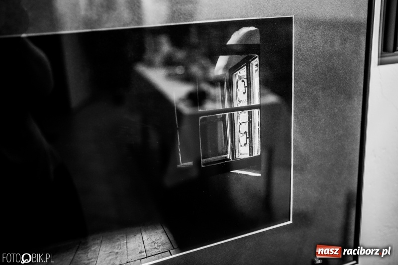 Zdjęcie w galerii na portalu naszraciborz.pl: Wernisaż wystawy Wspomnienie oraz rozmowy o fotografii w TMZR wiadomości z regionu