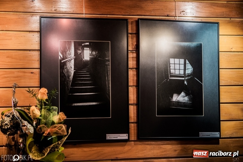 Zdjęcie w galerii na portalu naszraciborz.pl: Wernisaż wystawy Wspomnienie oraz rozmowy o fotografii w TMZR wiadomości z regionu