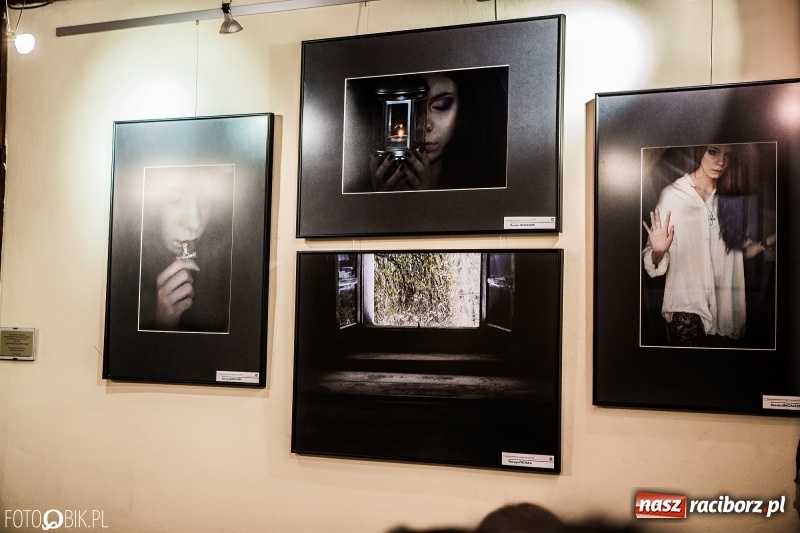 Zdjęcie w galerii na portalu naszraciborz.pl: Wernisaż wystawy Wspomnienie oraz rozmowy o fotografii w TMZR wiadomości z regionu