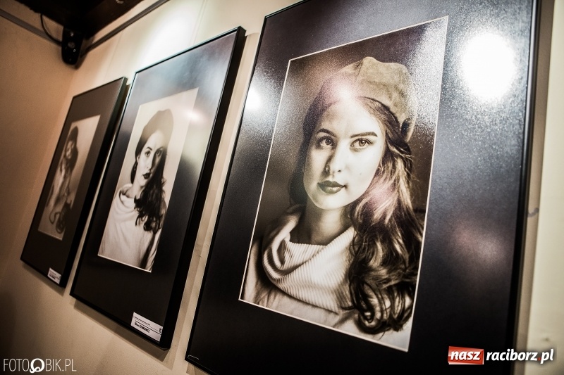 Zdjęcie w galerii na portalu naszraciborz.pl: Wernisaż wystawy Wspomnienie oraz rozmowy o fotografii w TMZR wiadomości z regionu