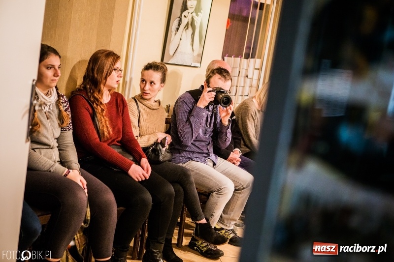 Zdjęcie w galerii na portalu naszraciborz.pl: Wernisaż wystawy Wspomnienie oraz rozmowy o fotografii w TMZR wiadomości z regionu