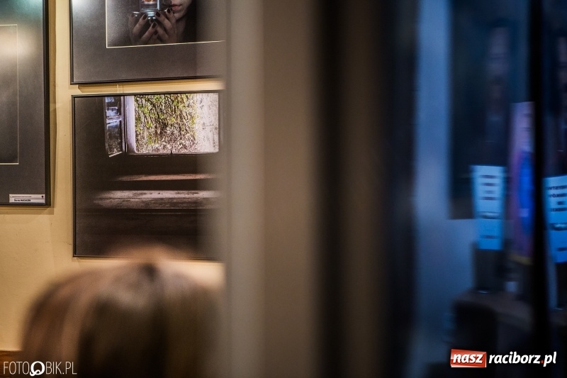 Zdjęcie w galerii na portalu naszraciborz.pl: Wernisaż wystawy Wspomnienie oraz rozmowy o fotografii w TMZR wiadomości z regionu