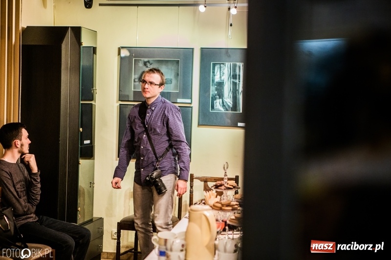 Zdjęcie w galerii na portalu naszraciborz.pl: Wernisaż wystawy Wspomnienie oraz rozmowy o fotografii w TMZR wiadomości z regionu