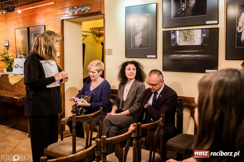 Zdjęcie w galerii na portalu naszraciborz.pl: Wernisaż wystawy Wspomnienie oraz rozmowy o fotografii w TMZR wiadomości z regionu