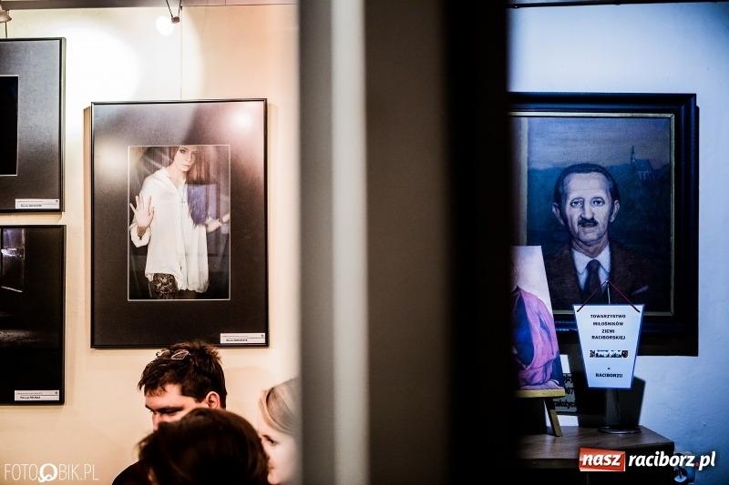 Zdjęcie w galerii na portalu naszraciborz.pl: Wernisaż wystawy Wspomnienie oraz rozmowy o fotografii w TMZR wiadomości z regionu
