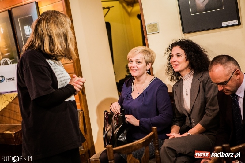 Zdjęcie w galerii na portalu naszraciborz.pl: Wernisaż wystawy Wspomnienie oraz rozmowy o fotografii w TMZR wiadomości z regionu