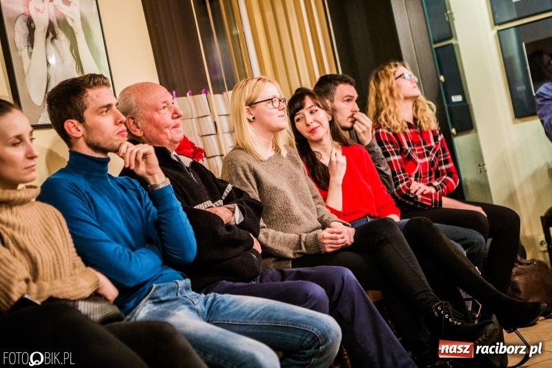 Zdjęcie w galerii na portalu naszraciborz.pl: Wernisaż wystawy Wspomnienie oraz rozmowy o fotografii w TMZR wiadomości z regionu