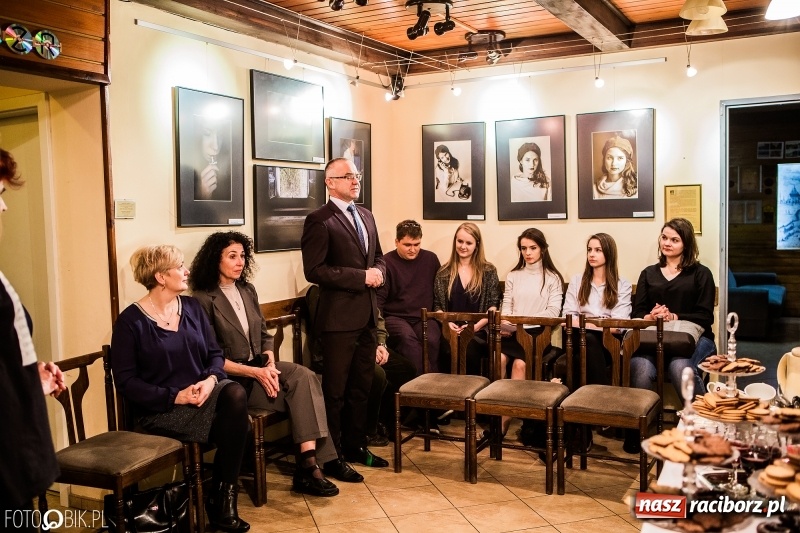 Zdjęcie w galerii na portalu naszraciborz.pl: Wernisaż wystawy Wspomnienie oraz rozmowy o fotografii w TMZR wiadomości z regionu