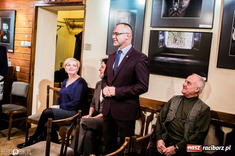 Zdjęcie w galerii na portalu naszraciborz.pl: Wernisaż wystawy Wspomnienie oraz rozmowy o fotografii w TMZR wiadomości z regionu