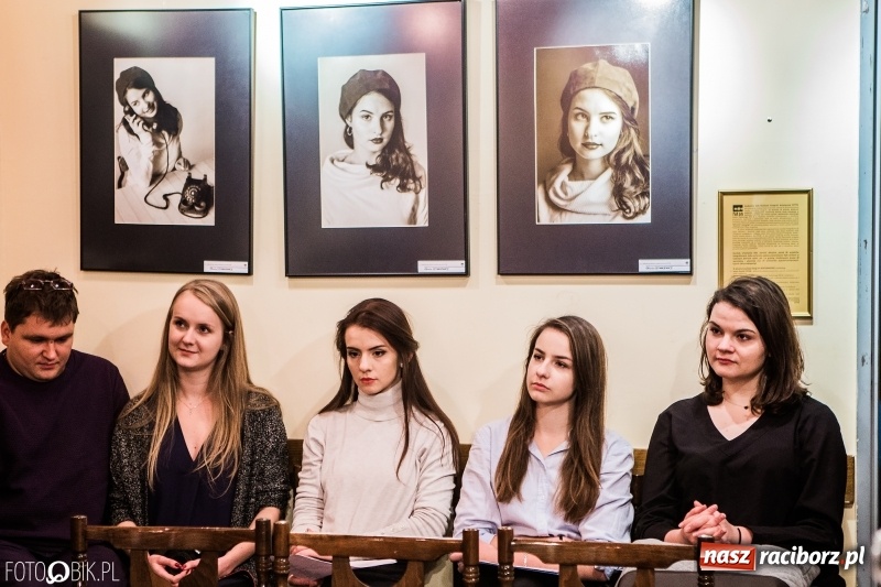 Zdjęcie w galerii na portalu naszraciborz.pl: Wernisaż wystawy Wspomnienie oraz rozmowy o fotografii w TMZR wiadomości z regionu