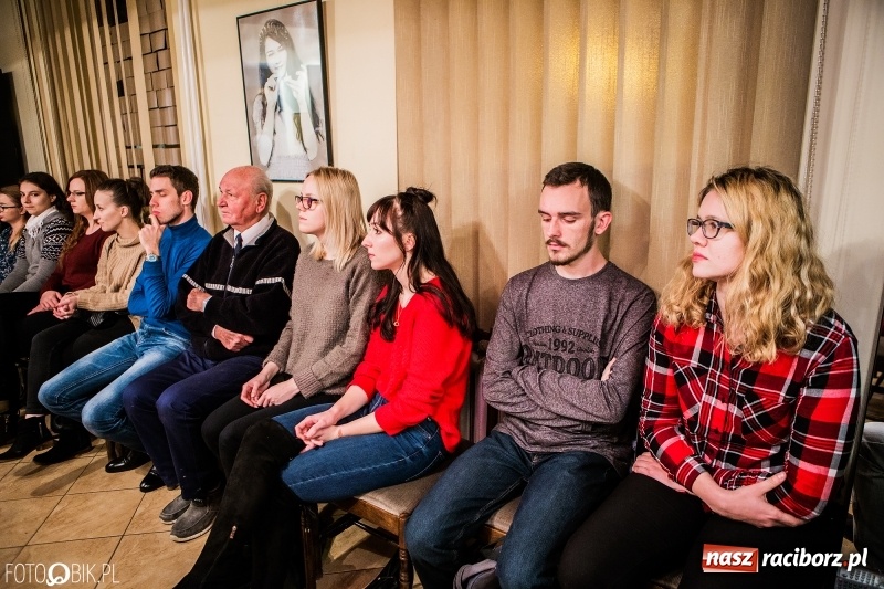 Zdjęcie w galerii na portalu naszraciborz.pl: Wernisaż wystawy Wspomnienie oraz rozmowy o fotografii w TMZR wiadomości z regionu