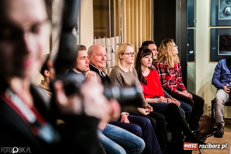 Zdjęcie w galerii na portalu naszraciborz.pl: Wernisaż wystawy Wspomnienie oraz rozmowy o fotografii w TMZR wiadomości z regionu