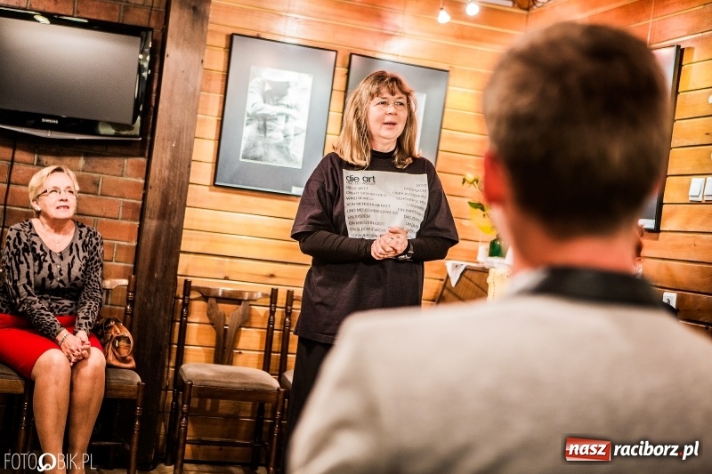 Zdjęcie w galerii na portalu naszraciborz.pl: Wernisaż wystawy Wspomnienie oraz rozmowy o fotografii w TMZR wiadomości z regionu