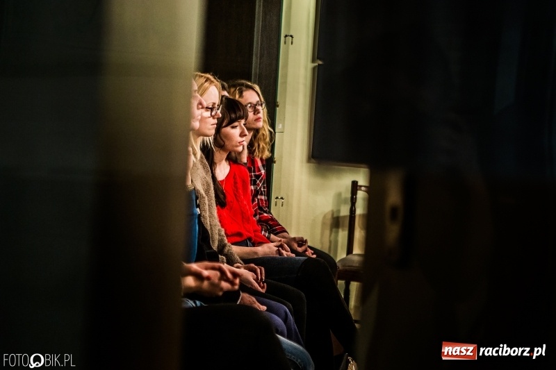 Zdjęcie w galerii na portalu naszraciborz.pl: Wernisaż wystawy Wspomnienie oraz rozmowy o fotografii w TMZR wiadomości z regionu