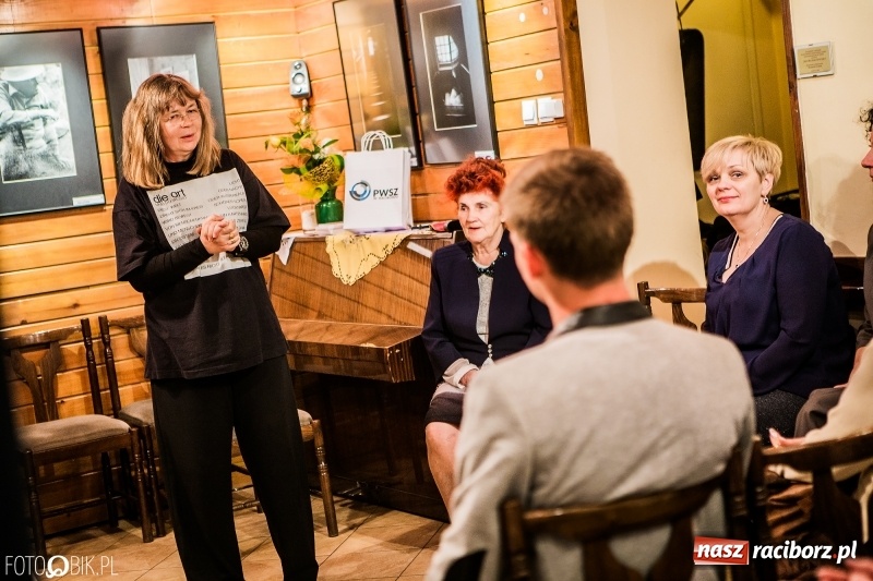 Zdjęcie w galerii na portalu naszraciborz.pl: Wernisaż wystawy Wspomnienie oraz rozmowy o fotografii w TMZR wiadomości z regionu