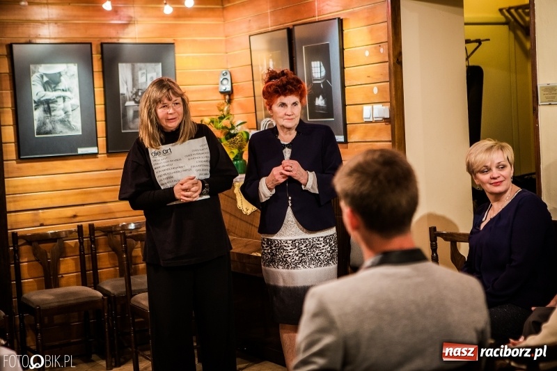 Zdjęcie w galerii na portalu naszraciborz.pl: Wernisaż wystawy Wspomnienie oraz rozmowy o fotografii w TMZR wiadomości z regionu