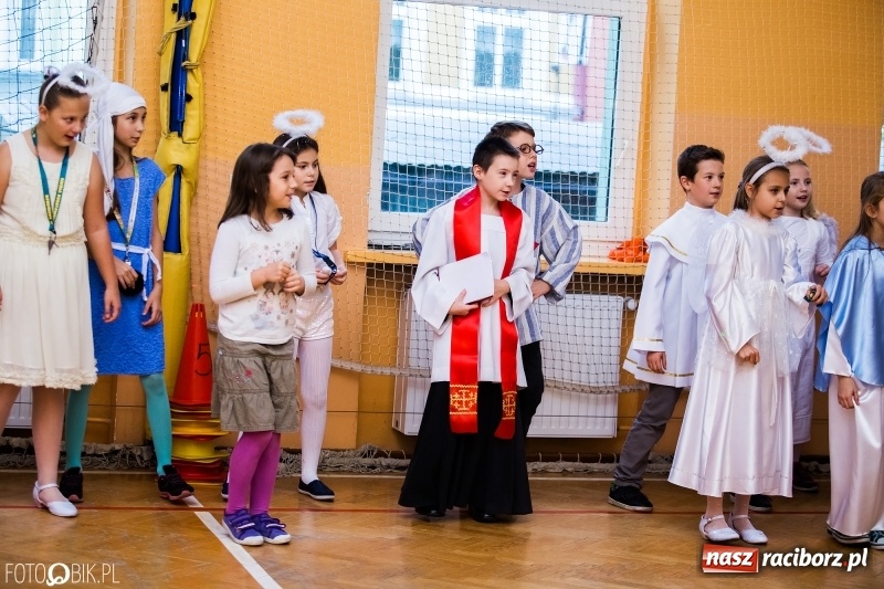 Zdjęcie w galerii na portalu naszraciborz.pl: Bal wszystkich świętych w SP 13 wiadomości z regionu