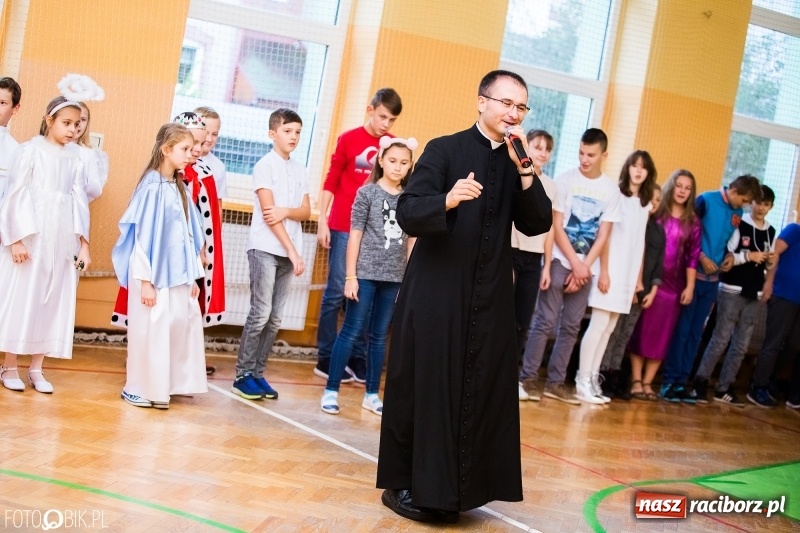 Zdjęcie w galerii na portalu naszraciborz.pl: Bal wszystkich świętych w SP 13 wiadomości z regionu