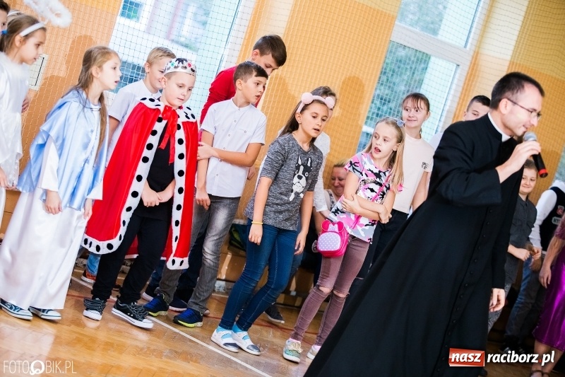 Zdjęcie w galerii na portalu naszraciborz.pl: Bal wszystkich świętych w SP 13 wiadomości z regionu