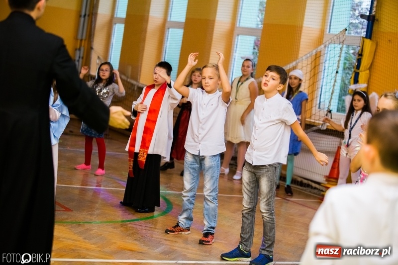 Zdjęcie w galerii na portalu naszraciborz.pl: Bal wszystkich świętych w SP 13 wiadomości z regionu
