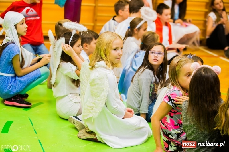 Zdjęcie w galerii na portalu naszraciborz.pl: Bal wszystkich świętych w SP 13 wiadomości z regionu