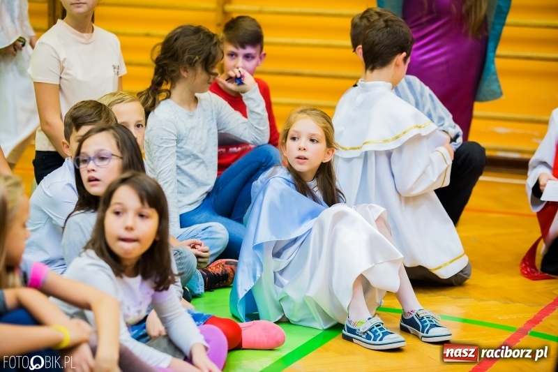 Zdjęcie w galerii na portalu naszraciborz.pl: Bal wszystkich świętych w SP 13 wiadomości z regionu