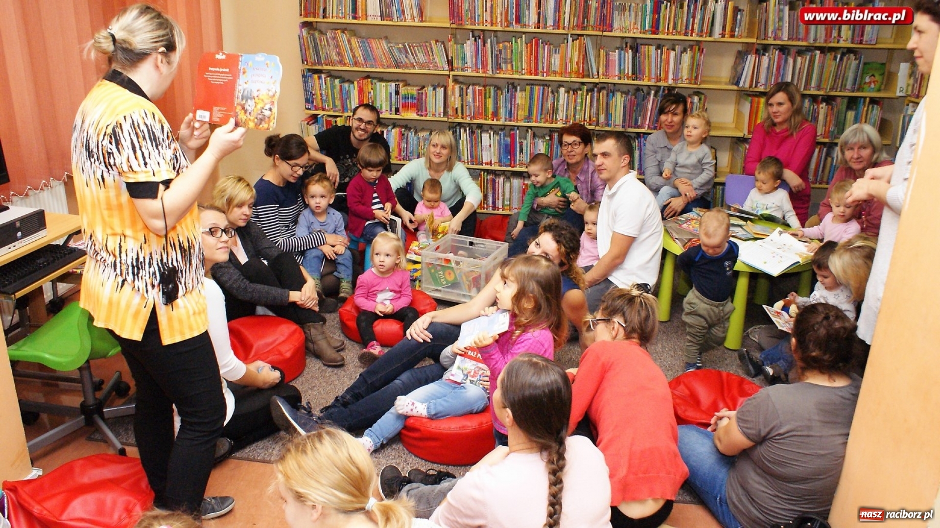 Zdjęcie w galerii na portalu naszraciborz.pl: Fiku Miku z wizytą w bibliotece wiadomości z regionu