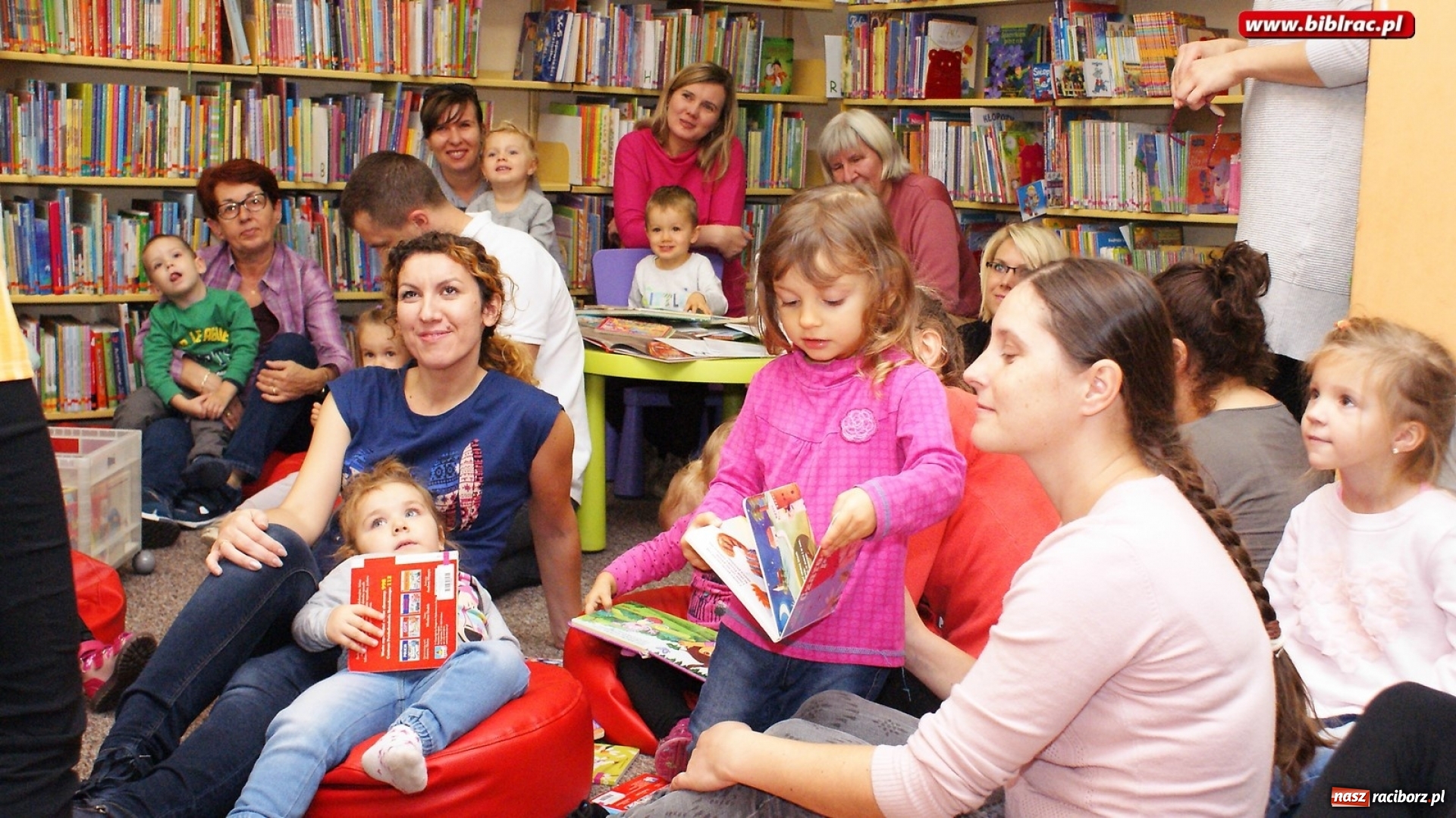 Zdjęcie w galerii na portalu naszraciborz.pl: Fiku Miku z wizytą w bibliotece wiadomości z regionu