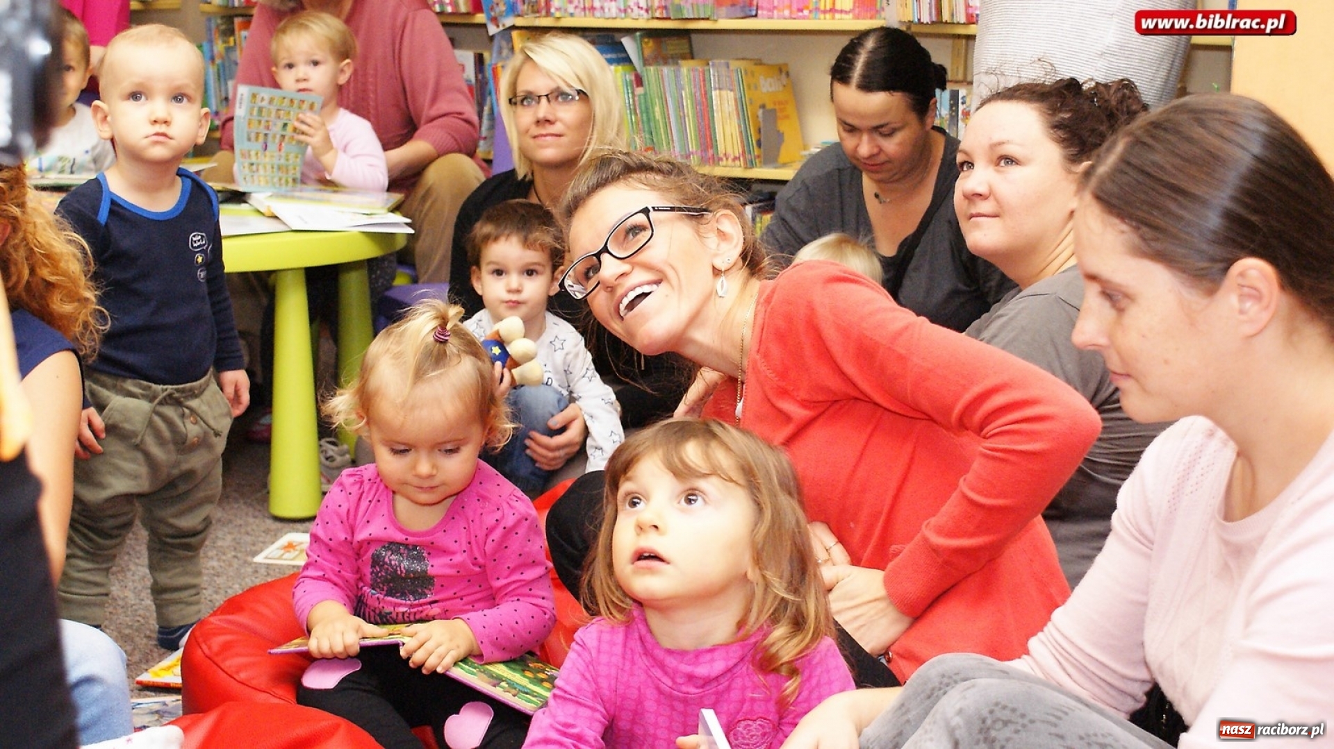 Zdjęcie w galerii na portalu naszraciborz.pl: Fiku Miku z wizytą w bibliotece wiadomości z regionu