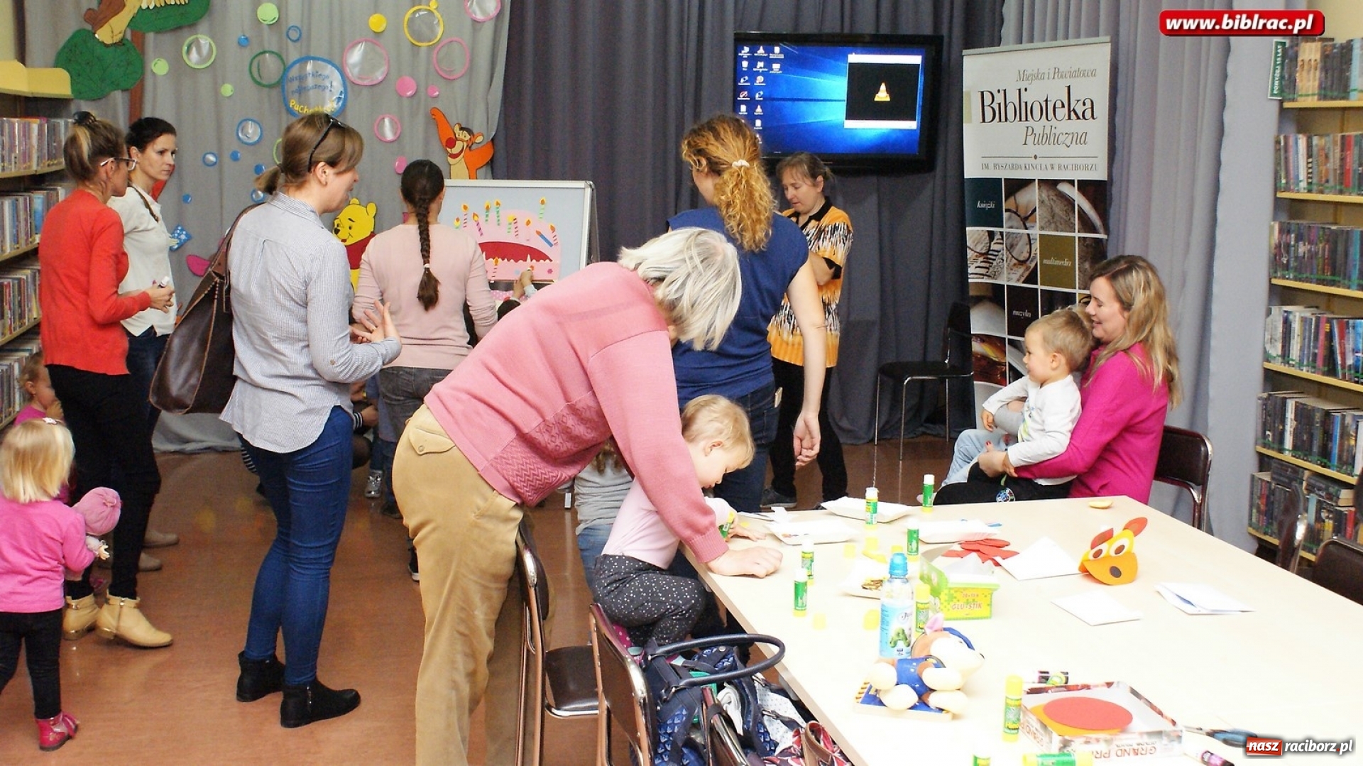 Zdjęcie w galerii na portalu naszraciborz.pl: Fiku Miku z wizytą w bibliotece wiadomości z regionu